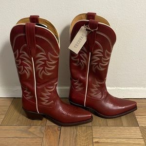RARE - Tecovas Annie in Scarlet - size 7B